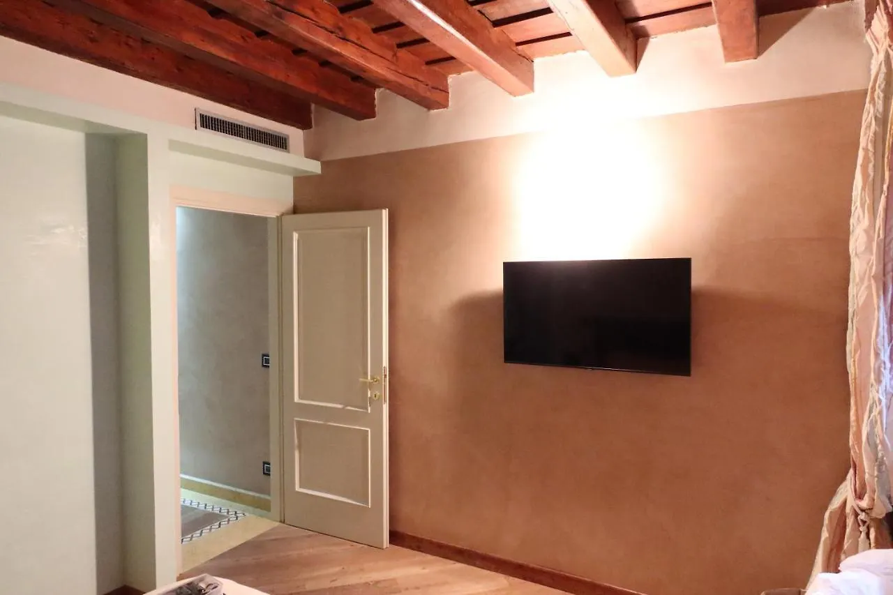 Apartment Verona Luxury Flats Piazza Erbe, Floor 3